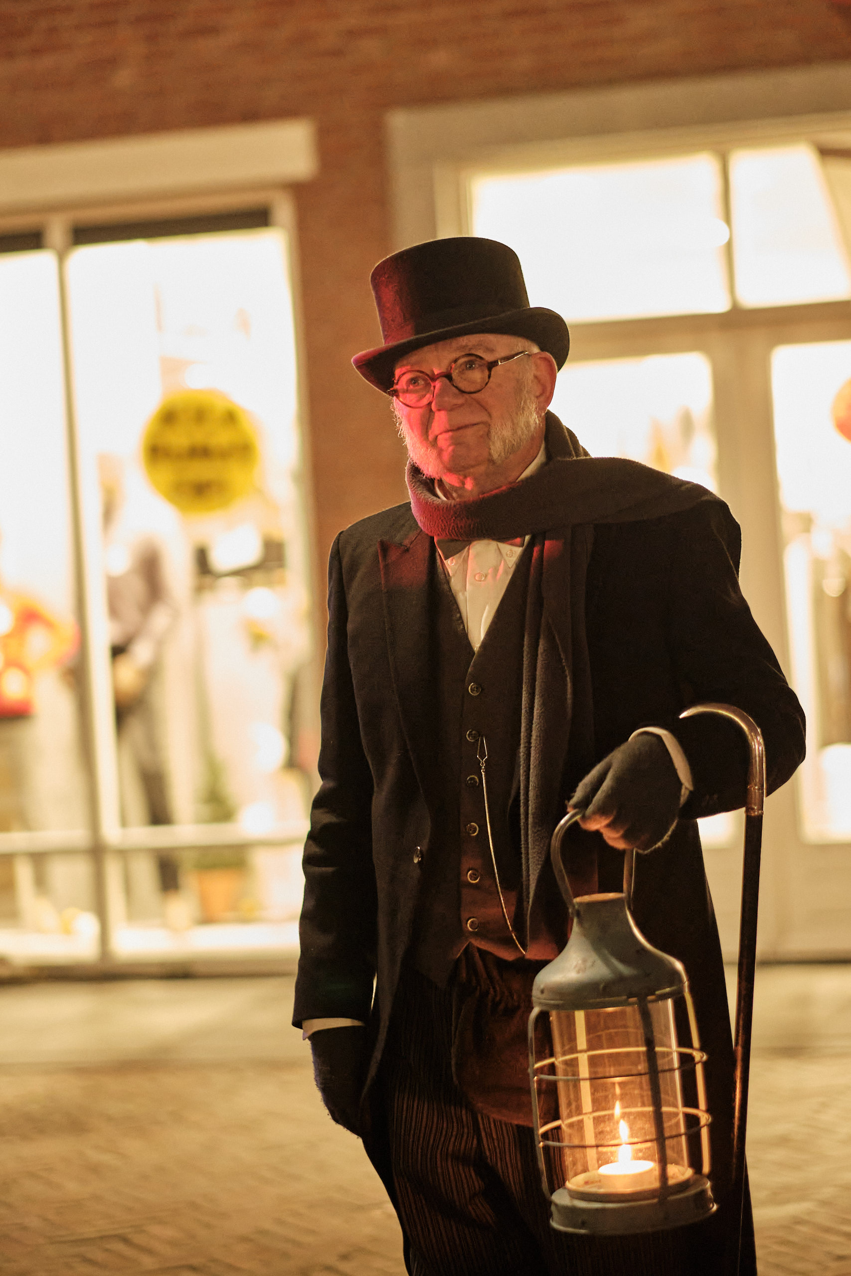 dickens festijn drunen man met lantaarn