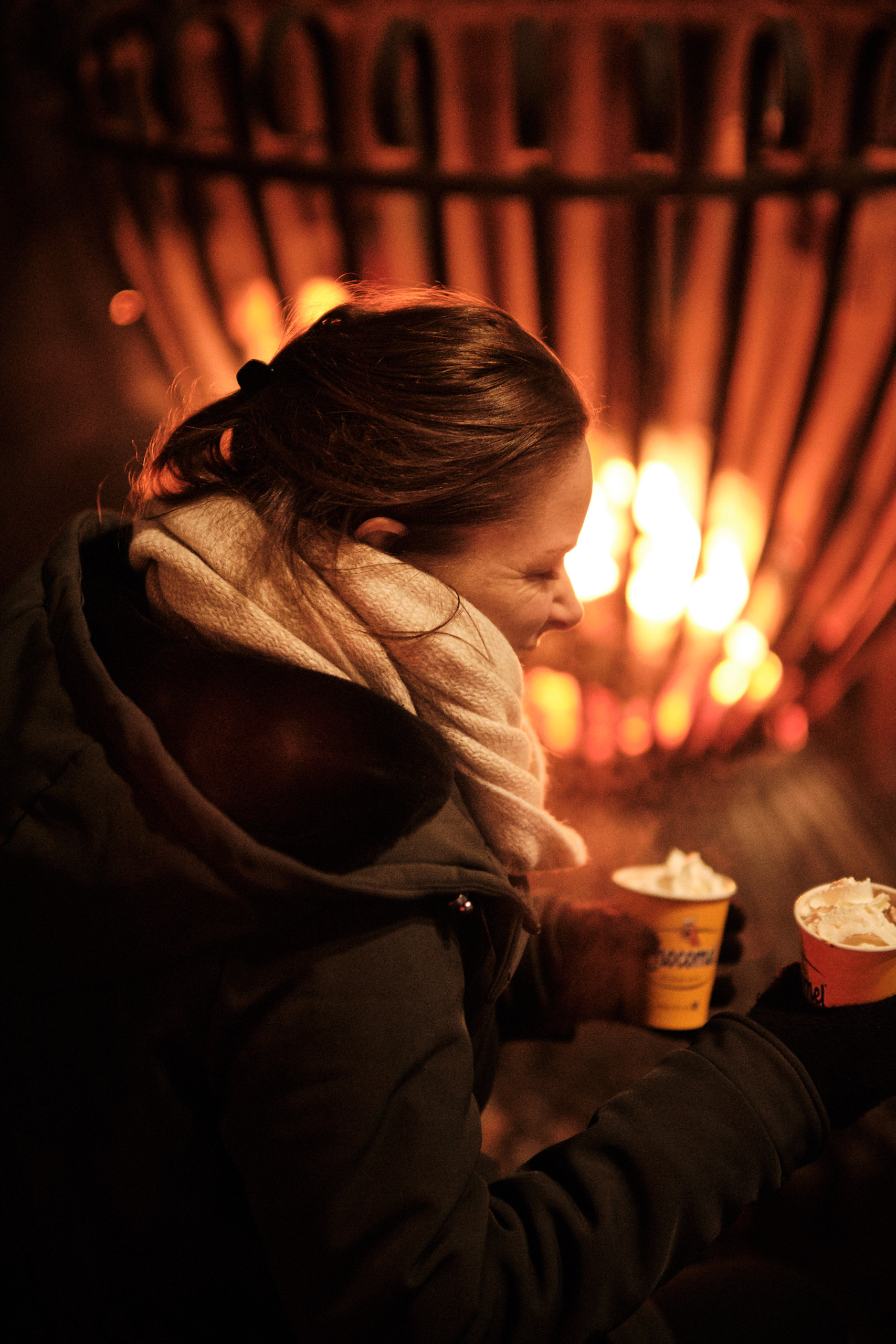 dickens festijn drunen vrouw met chocomel bij vuurkorf