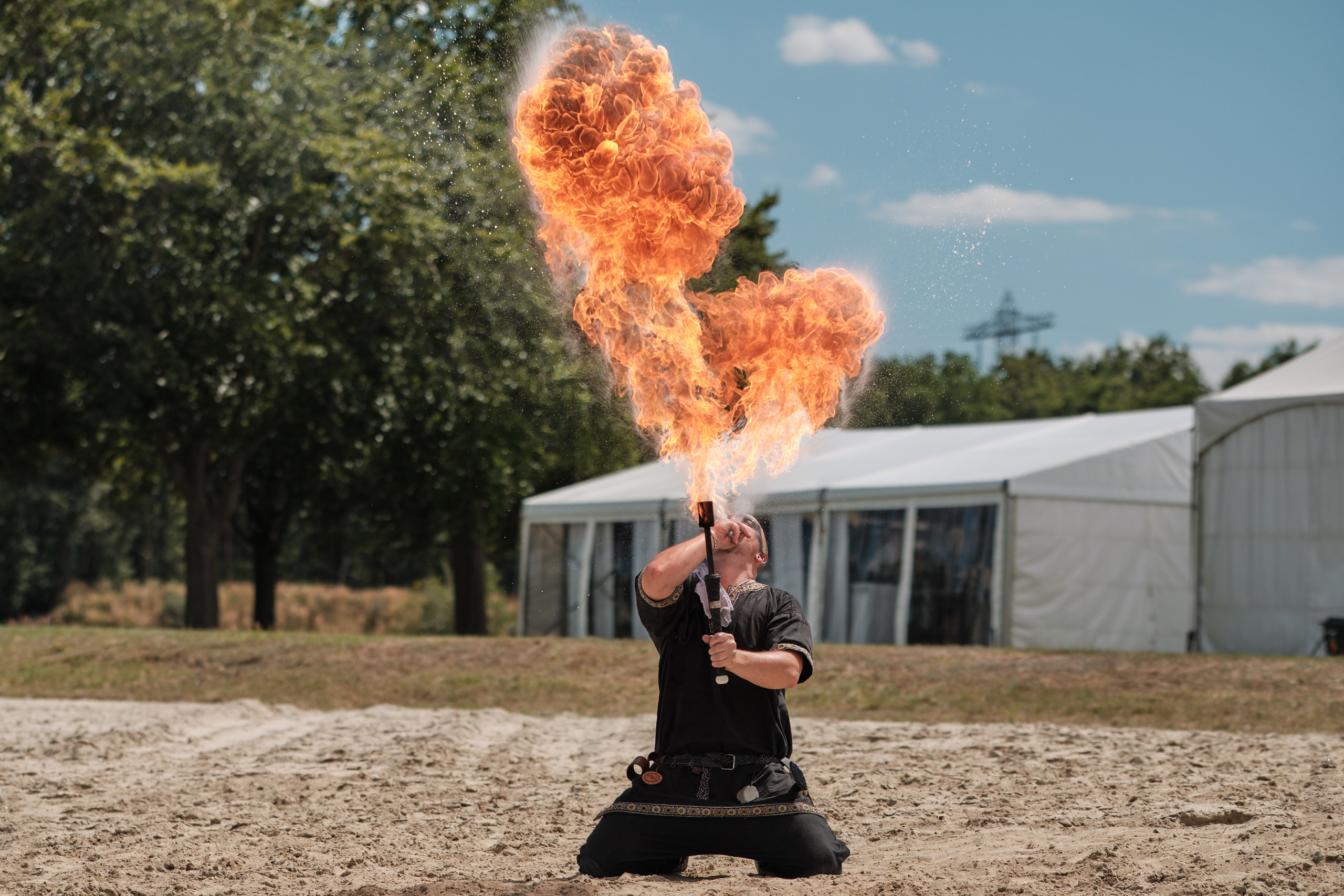 Fotofair 2022 vuurspuwer met vuurbal in de lucht